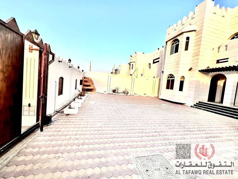 فيلا للبيع تتكون من 5 غرف نوم رئيسية، وصالة كبيرة، ومرآب مغطى63868520064385113
