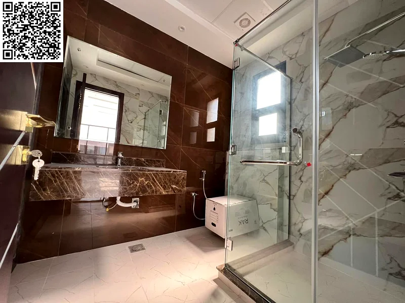 A first-inhabited villa with 5 master bedrooms, two halls, a sitting room, and a large setback in front of the villa with super deluxe finishes. It is63719788685570114