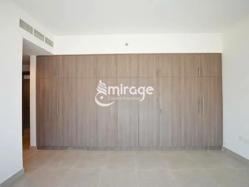 شقة واسعة من 3 غرف نوم + غرفة خادمة | موقع متميز63850274864387113