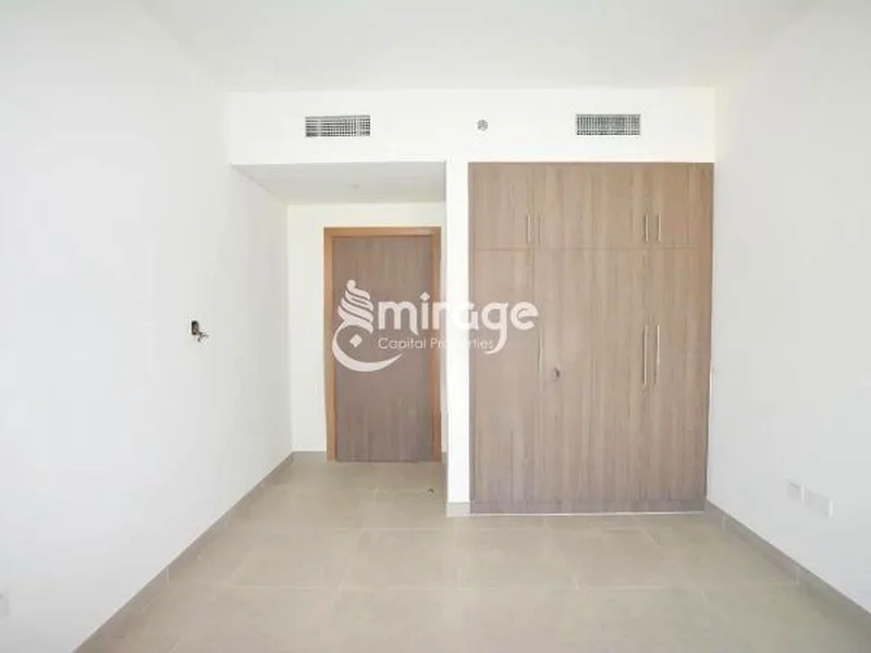 شقة واسعة من 3 غرف نوم + غرفة خادمة | موقع متميز63850274864387114