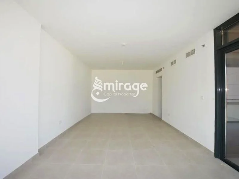 شقة واسعة من 3 غرف نوم + غرفة خادمة | موقع متميز63850274864387111