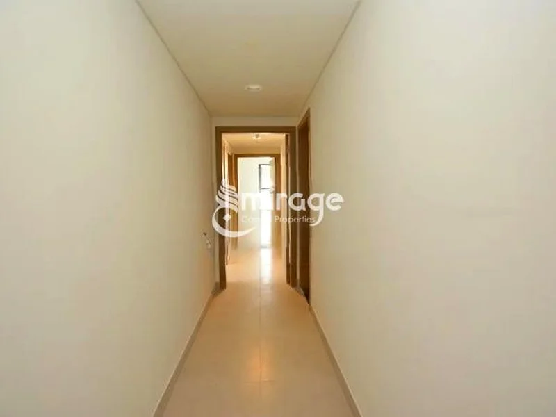 شقة واسعة من 3 غرف نوم + غرفة خادمة | موقع متميز63850274864387112