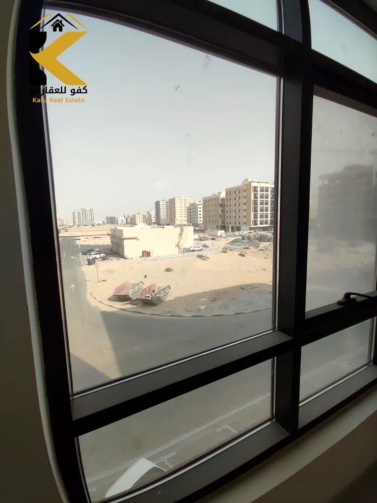شقة جديدة بالكامل لمستأجر أول بغرفة نوم رئيسية، وصالة واسعة، وشرفة بإطلالة مفتوحة، وإيجار سنوي مرن63712684466179114