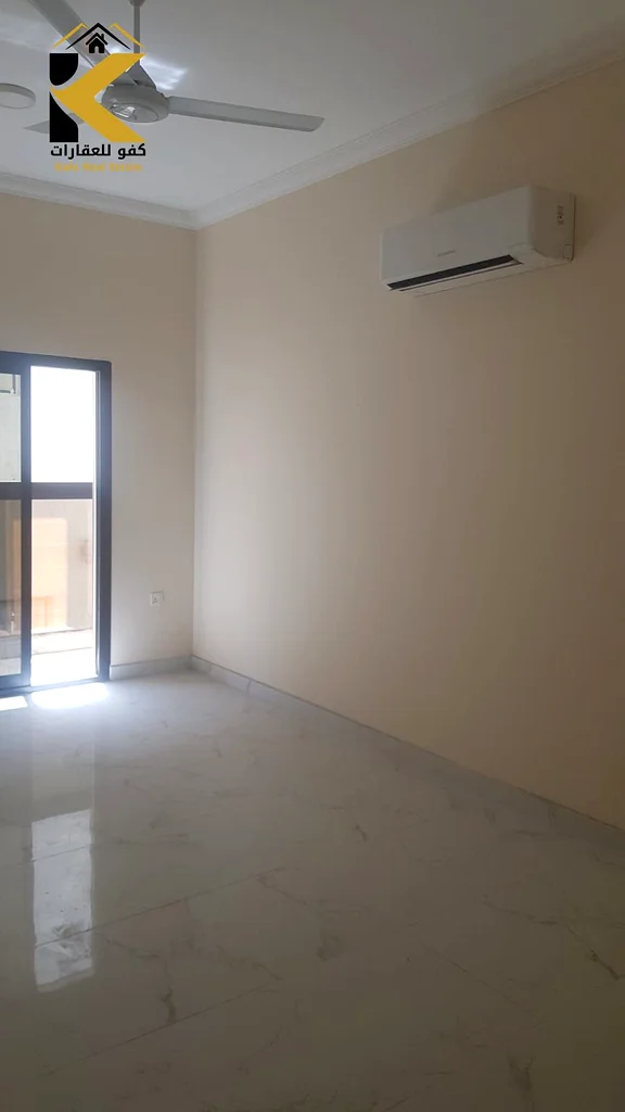 شقة جديدة بالكامل لمستأجر أول بغرفتي نوم، وصالة، وشرفة، ومكيف منفصل متاحة للإيجار السنوي بشيكات مرنة63713048960771114