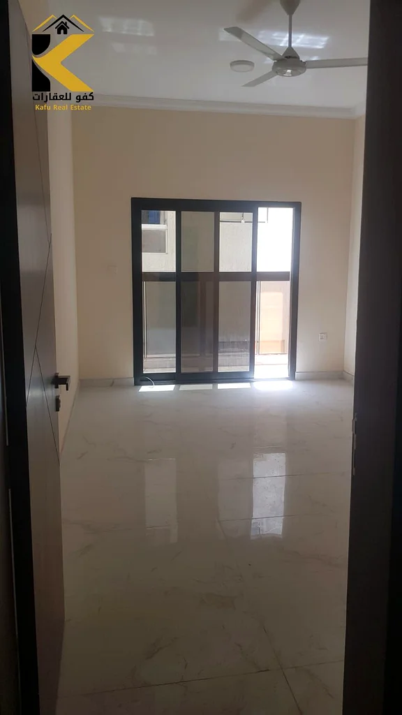 شقة جديدة بالكامل لمستأجر أول بغرفتي نوم، وصالة، وشرفة، ومكيف منفصل متاحة للإيجار السنوي بشيكات مرنة63713048960771110