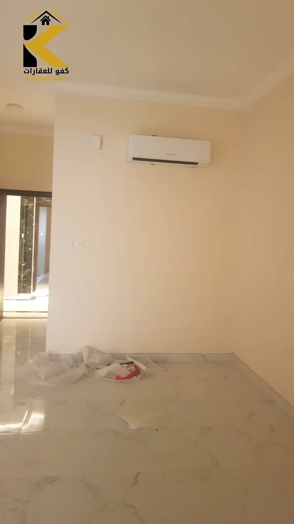 شقة جديدة بالكامل لمستأجر أول بغرفتي نوم، وصالة، وشرفة، ومكيف منفصل متاحة للإيجار السنوي بشيكات مرنة63713048960771113