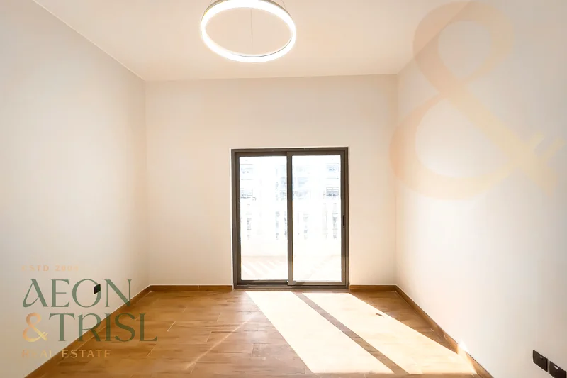 Lowest priced | Metro in Front | Exclusive63763194691587112