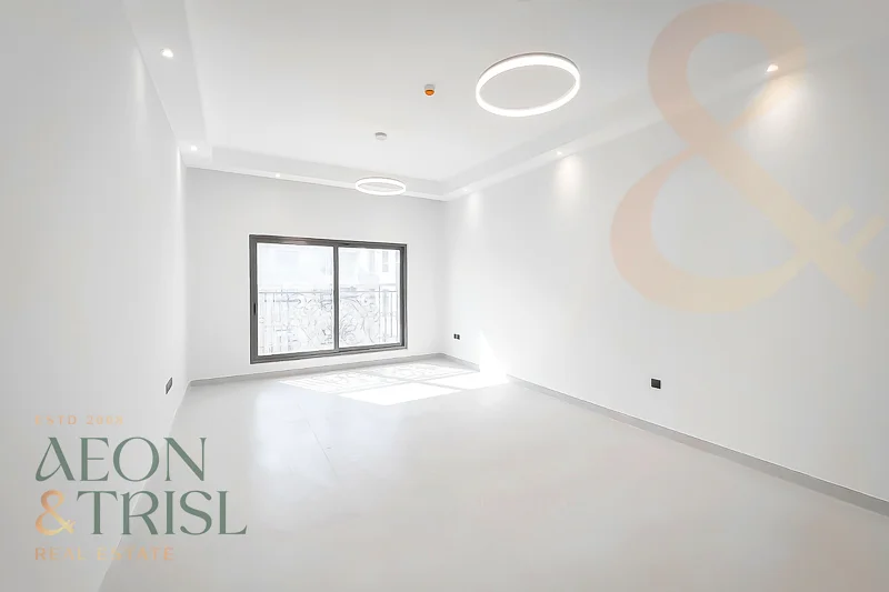Lowest priced | Metro in Front | Exclusive63763194691587113