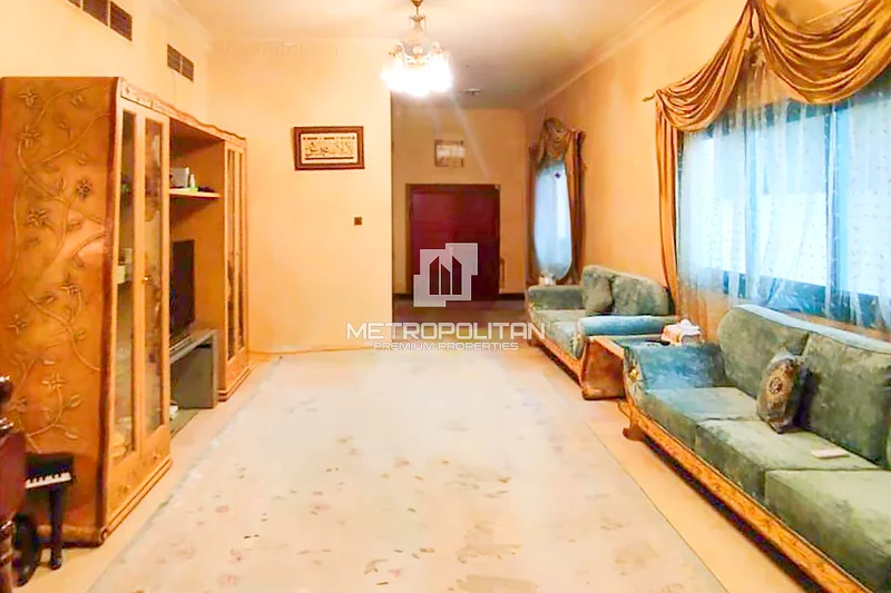 فيلا فسيحة مكونة من 5 غرف نوم | قريبة من البحر | موقع متميز63927704550658110