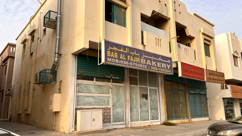 For sale a building in Yarmouk, first floor, with two apartments, two bedrooms and a hall, 4 apartments, two bedrooms and a hall, 2 studios, main street, income 140,000 thousand, required 1,800,000 mi63818267449603110