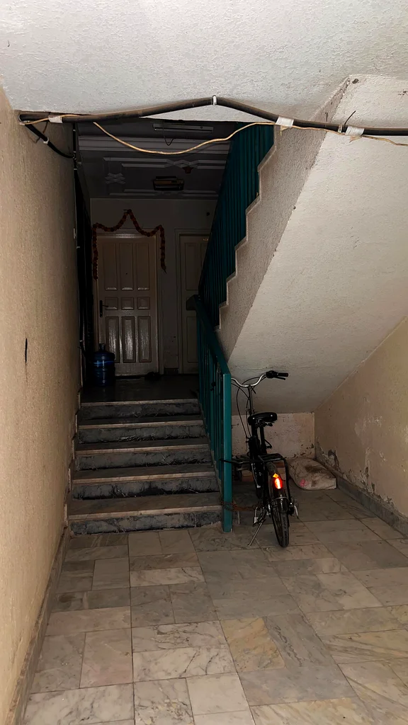 For sale a building in Yarmouk, first floor, with two apartments, two bedrooms and a hall, 4 apartments, two bedrooms and a hall, 2 studios, main street, income 140,000 thousand, required 1,800,000 mi63818267449603114