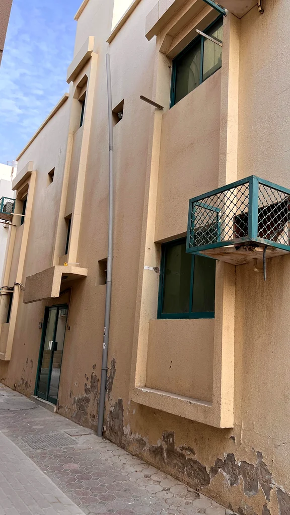 For sale a building in Yarmouk, first floor, with two apartments, two bedrooms and a hall, 4 apartments, two bedrooms and a hall, 2 studios, main street, income 140,000 thousand, required 1,800,000 mi63818267449603113