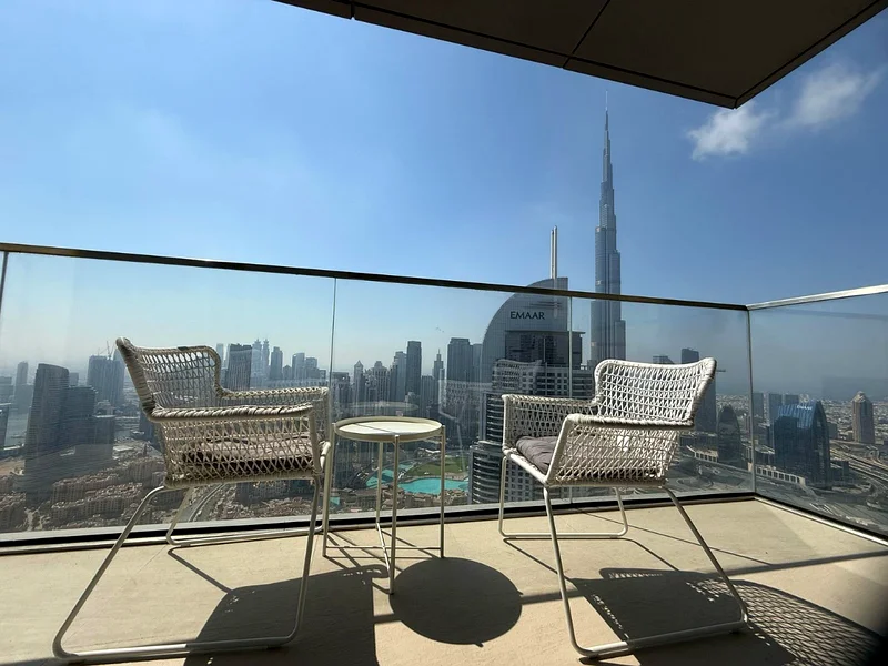 شقة بثلاث غرف نوم مع غرفة خادمة ومفروشة بالكامل بإطلالة على برج خليفة63770523951362110