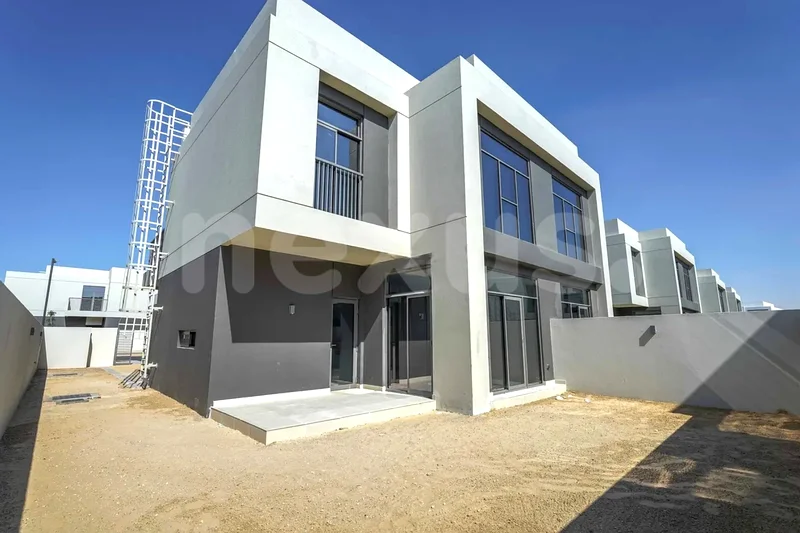 خادمة وغرفة دراسة | جديدة بالكامل | تخطيط ضخم63751404776579110