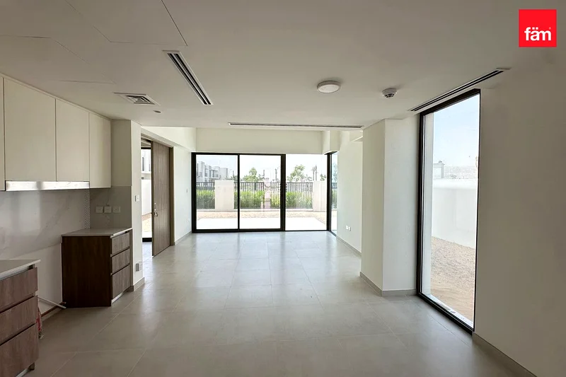 Facing Park | Single Row | Vacant Unit63947787137794112