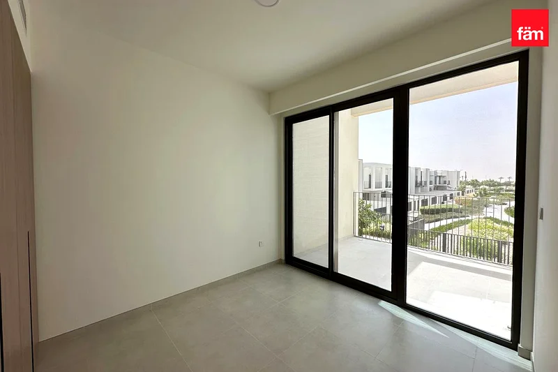 Facing Park | Single Row | Vacant Unit63947787137794114