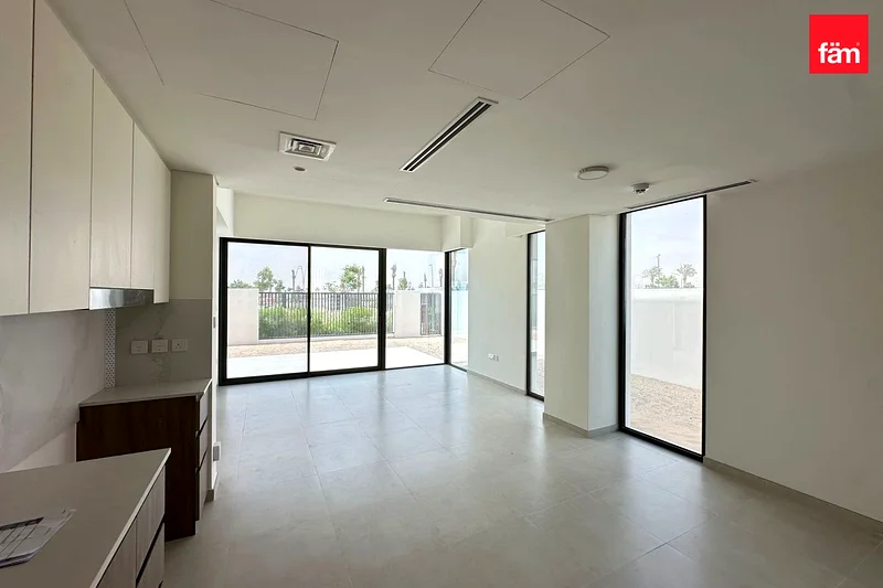 Facing Park | Single Row | Vacant Unit63947787137794111