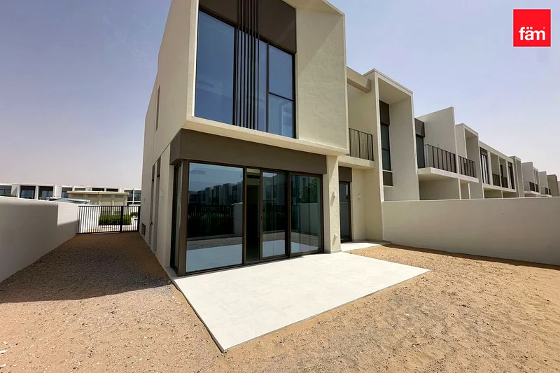 Facing Park | Single Row | Vacant Unit63947787137794110