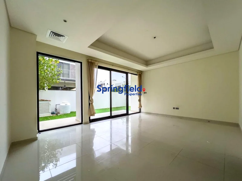 R2EE I End Corner I Huge Plot Vacant64001701185793111