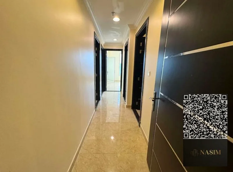شقة متوفرة للإيجار السنوي، بثلاث غرف نوم مع صالة في منطقة الروضة في عجمان63719147467650110