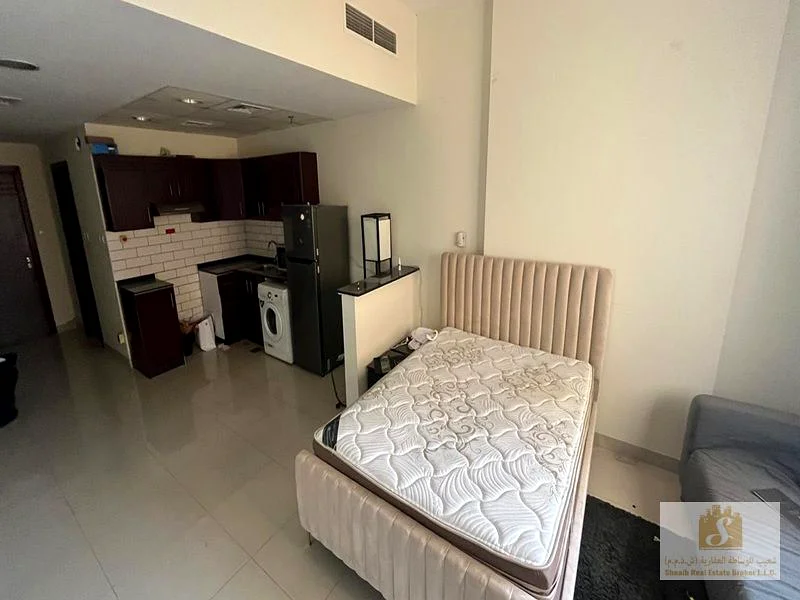 Bright Studio | Large Windows & Open View63778034145154112