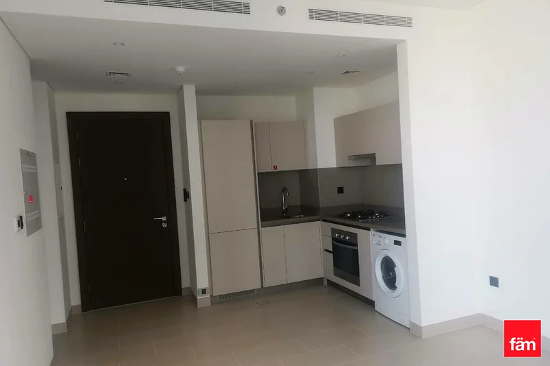 شقة بمساحة بركة سباحة وبدون أثاث في الطابق العالي63758156364547114