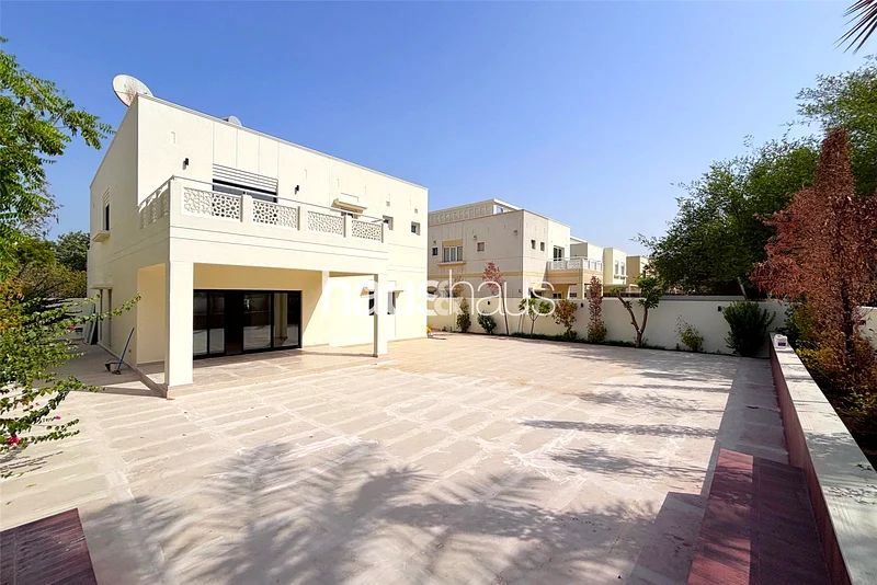 جُددت حديثًا | 4 غرف نوم | جاهزة الآن63917562890370110