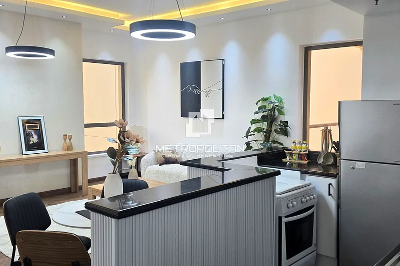 Fully Upgraded | Close To Beach | Vacant63937052173825110