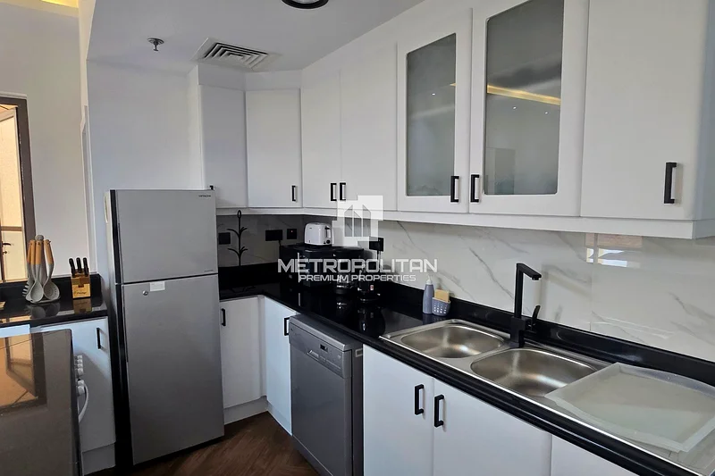 Fully Upgraded | Close To Beach | Vacant63937052173825111