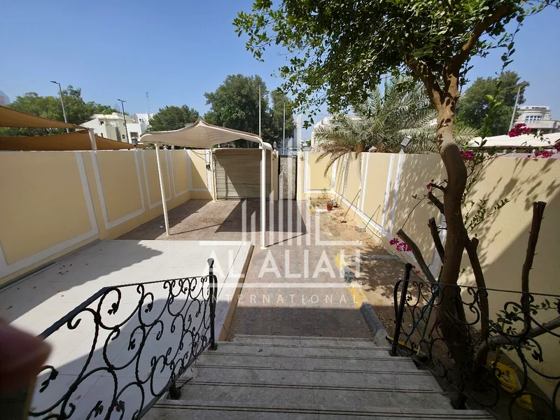 فيلا مجمعة بالكامل مكونة من 3 فيلات مع موقف سيارات، 5 غرف نوم لكل منها63838854349570111