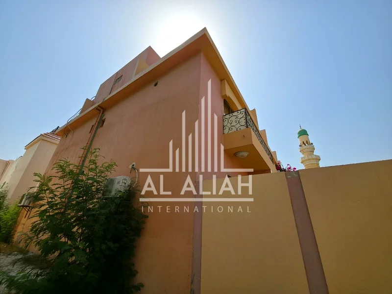 فيلا مجمعة بالكامل مكونة من 3 فيلات مع موقف سيارات، 5 غرف نوم لكل منها63838854349570113