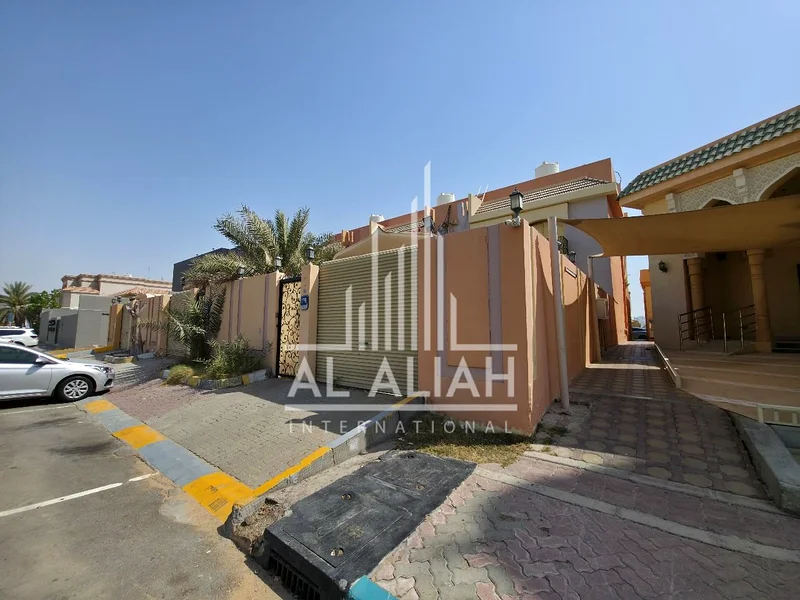 فيلا مجمعة بالكامل مكونة من 3 فيلات مع موقف سيارات، 5 غرف نوم لكل منها63838854349570110