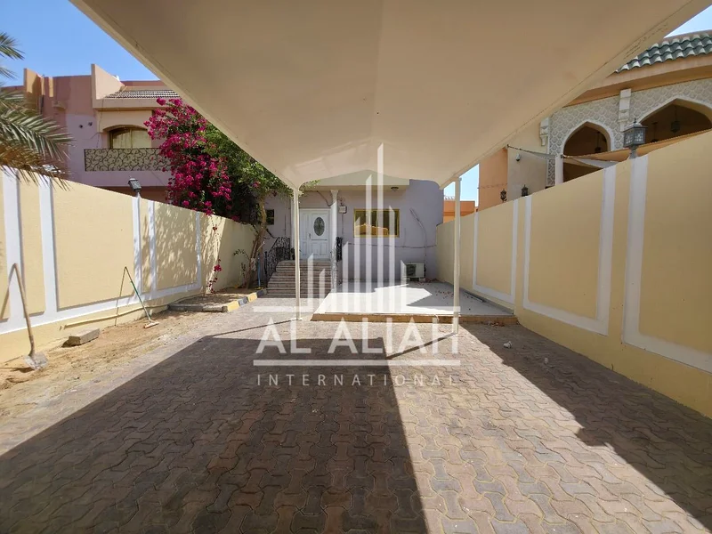 فيلا مجمعة بالكامل مكونة من 3 فيلات مع موقف سيارات، 5 غرف نوم لكل منها63838854349570114