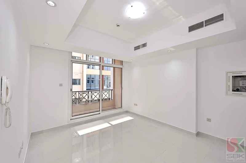 شقة واسعة مكونة من غرفتين نوم بالقرب من مسجد راشد.63808433380609112