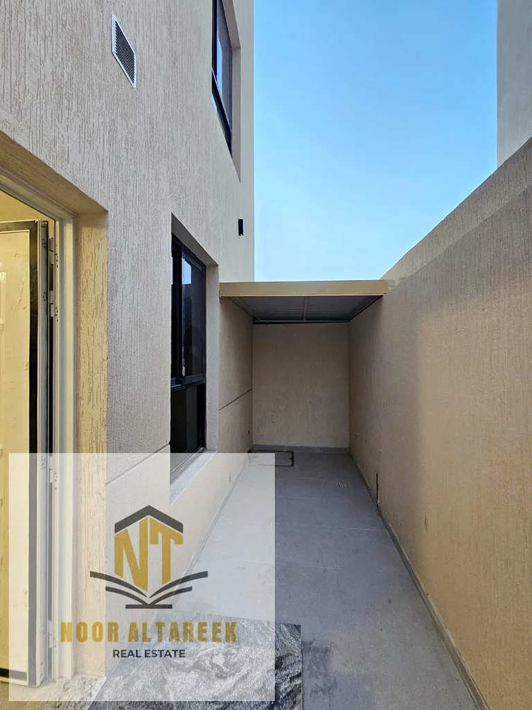 Would you like to own a townhouse in Al Helio 2, Ajman, with a distinguished area and location, consisting of 5 master bedrooms, a kitchen, a preparat63899002505089114