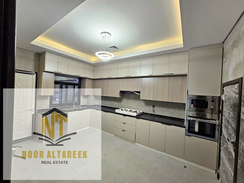 Would you like to own a townhouse in Al Helio 2, Ajman, with a distinguished area and location, consisting of 5 master bedrooms, a kitchen, a preparat63899002505089113