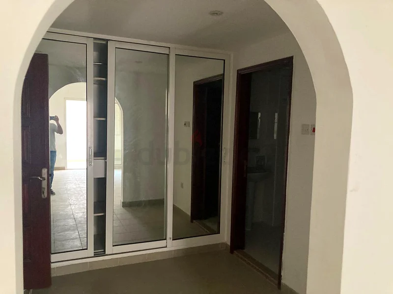 غرفة للإيجار في فيلا واسعة – الشارقة، منطقة العزرة (بالقرب من منطقة المدارس)63472801696897113