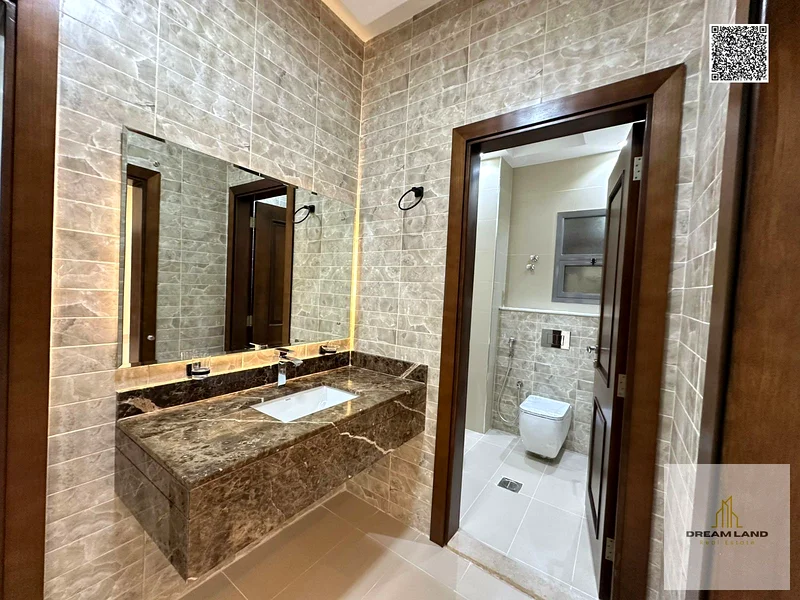 For sale, a villa at a price including registration fees, water, electricity, and air conditioners. Ownership is negotiable. It has a large courtyard.63899554815362114