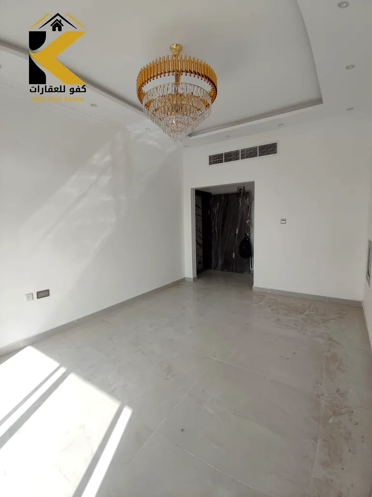 شقة حديثة جديدة بثلاث غرف نوم بما في ذلك غرفتي نوم رئيسية، وصالة معيشة واسعة، وشرفة مفتوحة بإطلالة رائعة في مبنى جديد63811299403395110