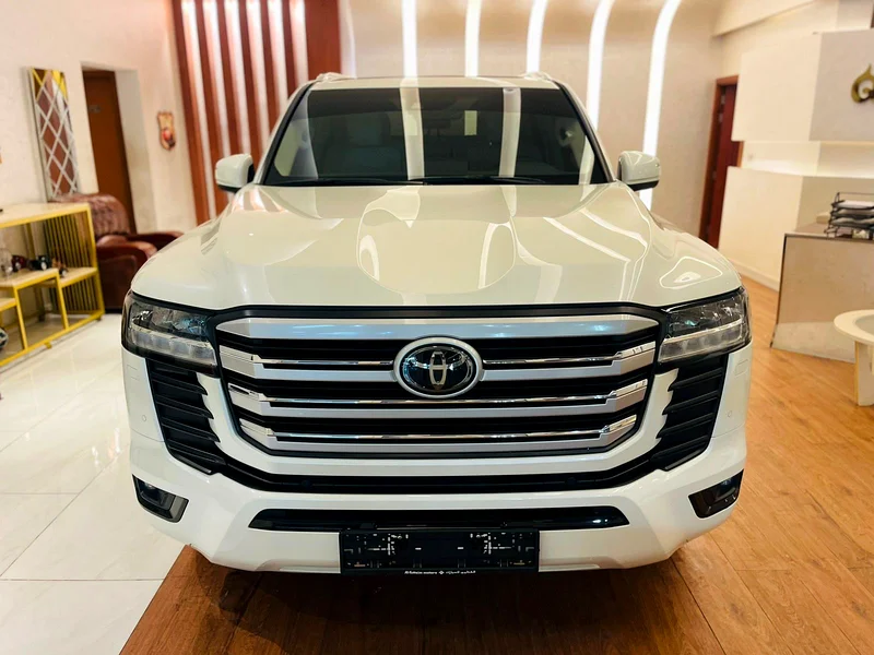 Land Cruiser GXR model 2024 gulf space under warinty from alfuttaim with contract service full optio63484570461058111