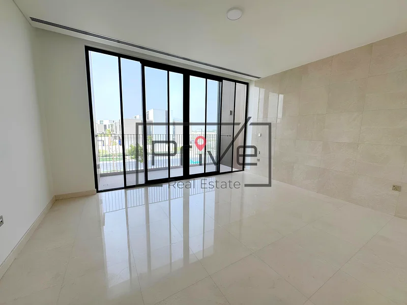 جديد بالكامل | مسبح خاص | إيلي صعب | فاخر63753557894529114