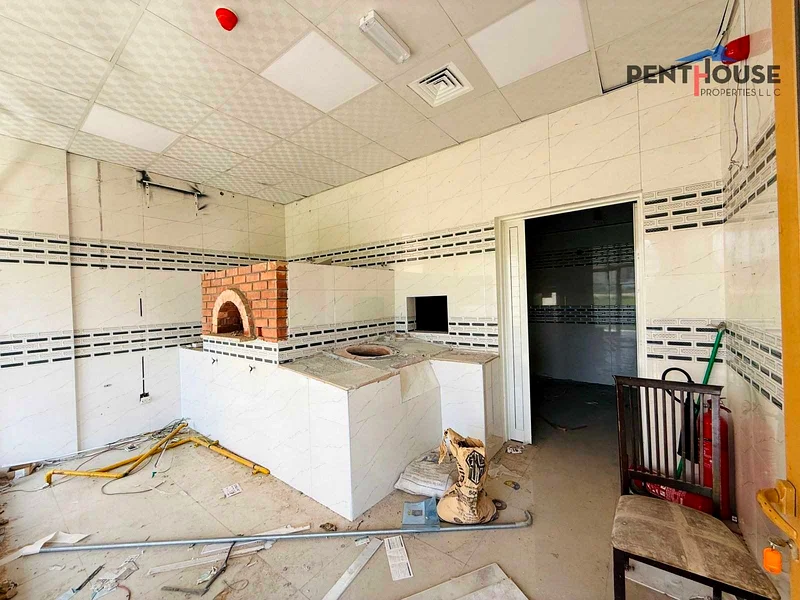 Corner Retail Shop Available| Fitted In Spain63616335674371111