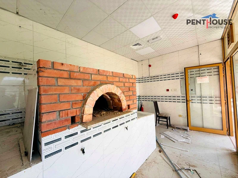 Corner Retail Shop Available| Fitted In Spain63616335674371112