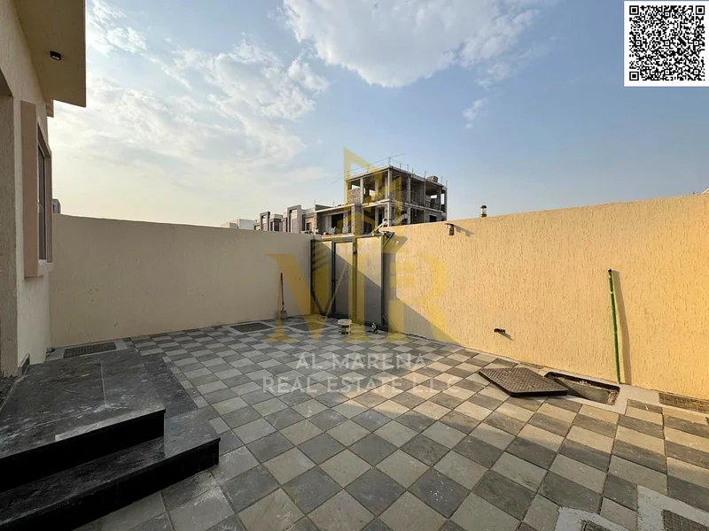 فيلا فاخرة من مالكها مباشرة للبيع في منطقة الهيليو 2 في عجمان، بسعر يشمل رسوم التسجيل ونقل الملكية. Fr63899448209793114