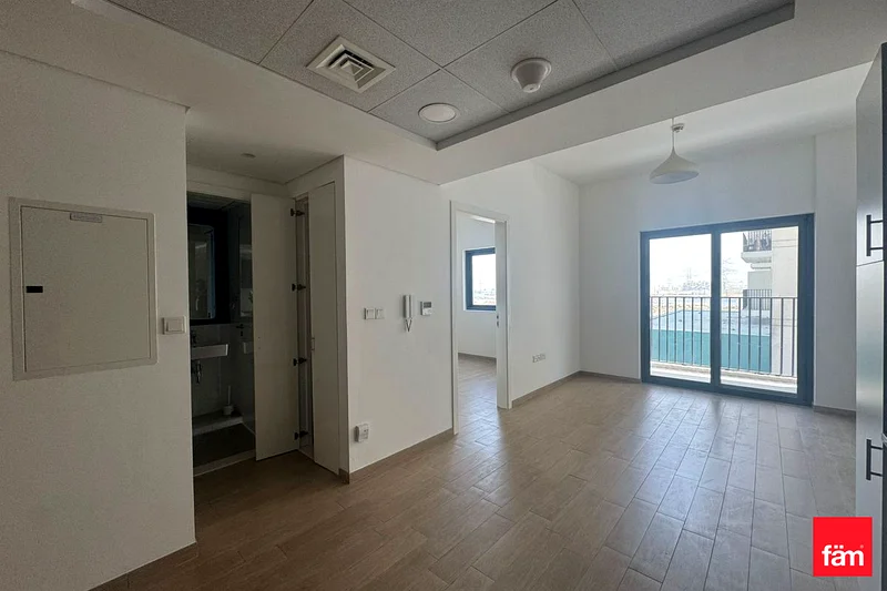 Ready to move | Close to Metro | Cozy63725276118529110