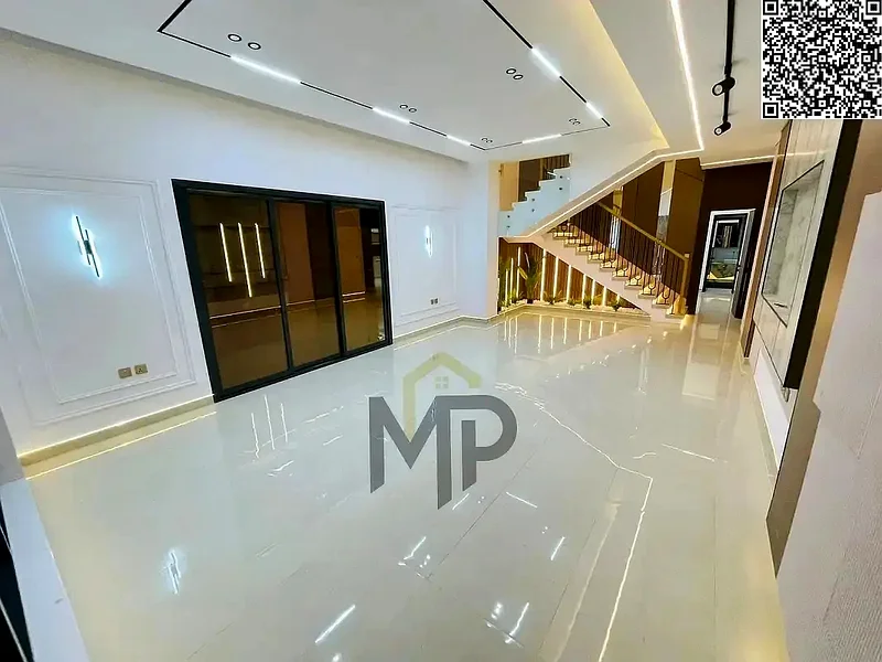فرصة ذهبية بتشطيبات مميزة وتصميم ممتاز في منطقة الهيليو 2 مقابل مجتمع أزها، وبسعر يشمل التسجيل63899448226819112