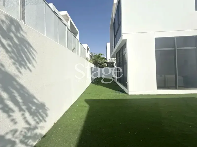 فيلا بـ 3 غرف نوم بالإضافة إلى غرفة الخادمة | حديقة واسعة63740961663617114