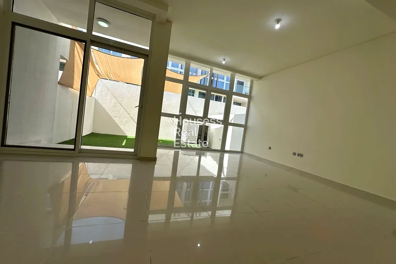 أنيقة\فيلا فسيحة من 3 غرف نوم مع خادمة (R2M14)63741439954179110