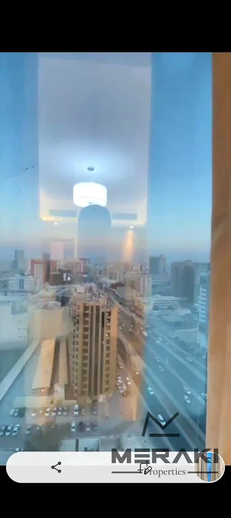 شقة بغرفتي نوم مع غرفة معيشة بسعر جذاب للغاية، تشطيب سوبر فاخر في موقع استراتيجي في أبراج الخليج في عجمان.63886421960195113