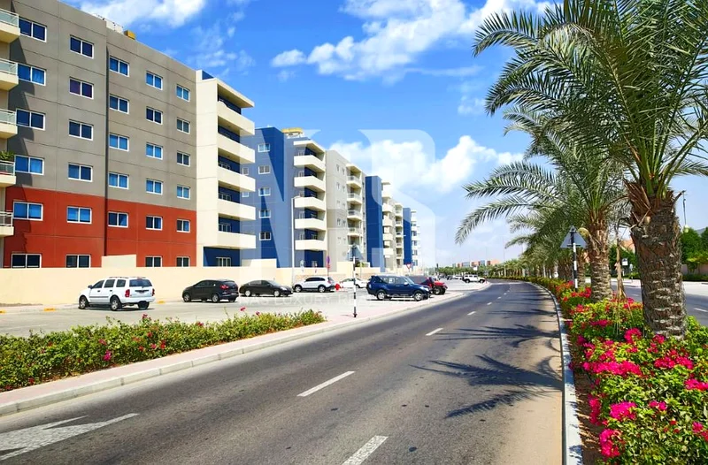 شقة مكونة من 3 غرف نوم للبيع في وسط الحرة63840017680642110